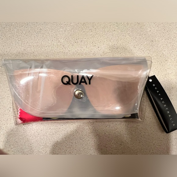 Quay Come Thru Mirrored Gold Sunglasses - Picture 3 of 3